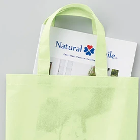 気軽に持ち運べる定番バッグ形状。