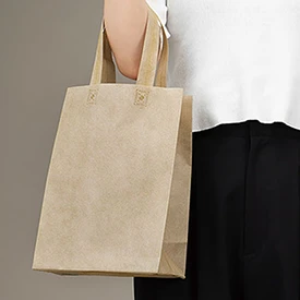 気軽に持ち運べる定番バッグ形状。