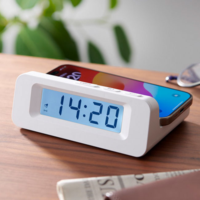 ワイヤレス充電クロックブラン（SNS-2100102）商品使用イメージ
