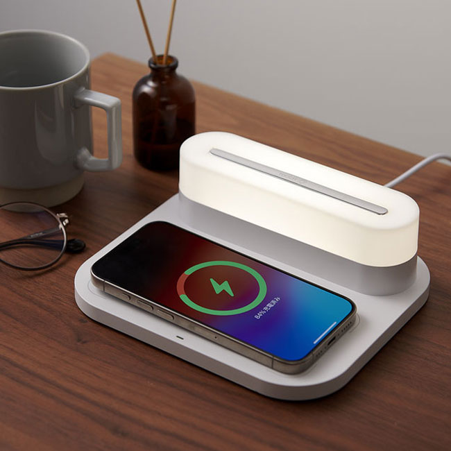 ナイトライト付ワイヤレス充電器（SNS-2100109）Qi対応のスマートフォンを置くだけで充電ができます。