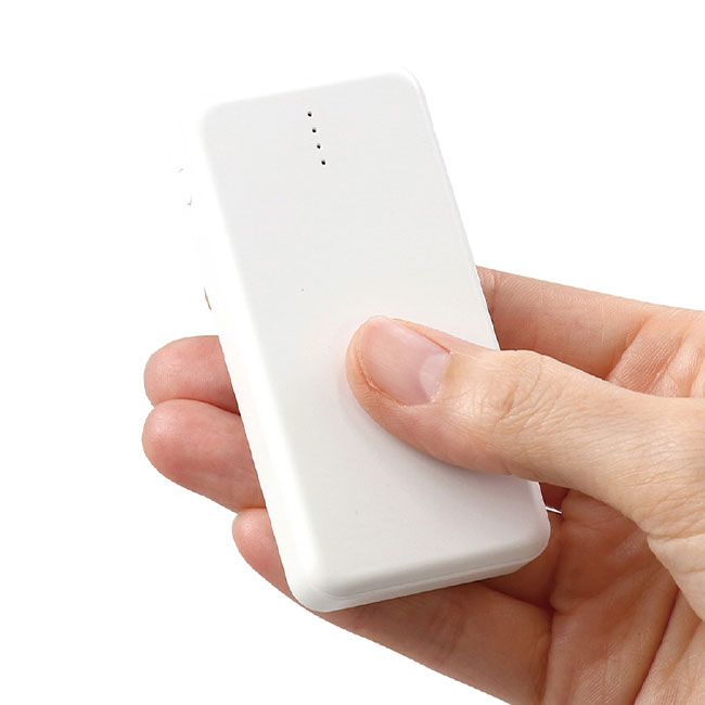 モバイルバッテリー　3000mAh（SNS-1700103）本体を持った時のサイズ感