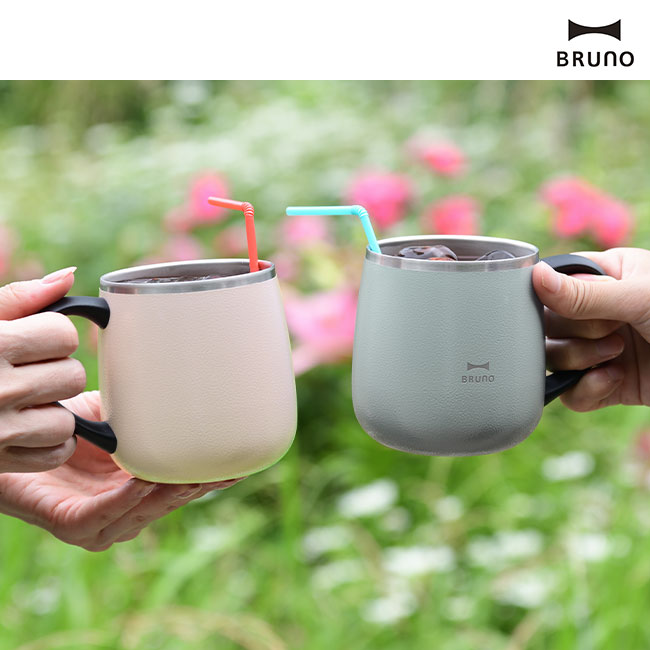 BRUNO 蓋つきステンレスマグ short（BHK262）アウトドア使用イメージ