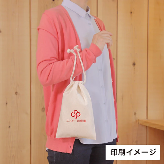 コットン巾着(Sサイズ・ロープ紐)(SNS-1500032) 名入れイメージ(赤いロゴ)