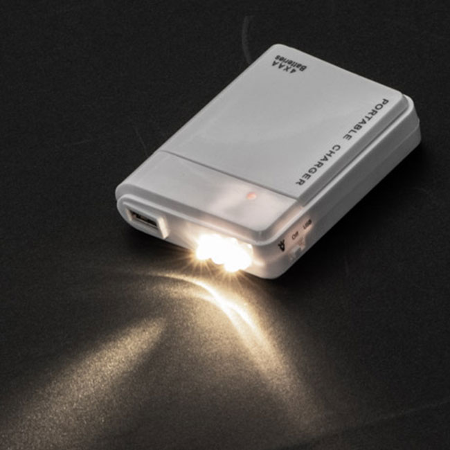 乾電池式USB充電器(白)（hi235849）防災用品としても便利に使用できます
