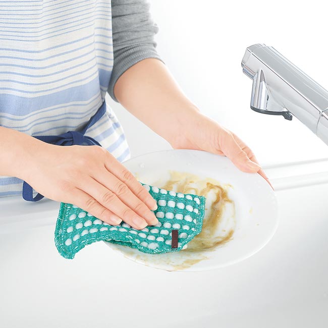 洗剤いらずのふきん型キッチンスポンジ（m29292-154）使用イメージ