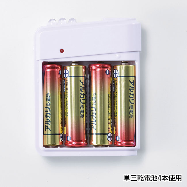 乾電池式モバイルバッテリー（m33064）は単三乾電池4本使用