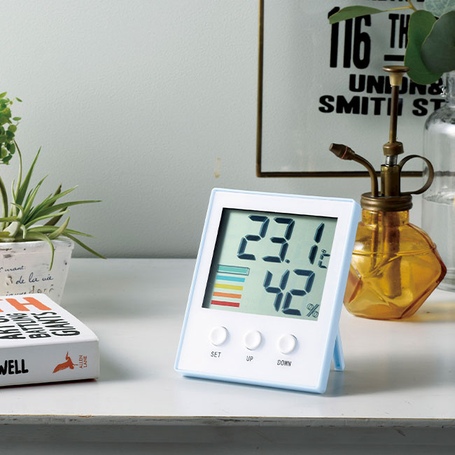 熱中対策デジタル温湿度計（m33242）置きイメージ