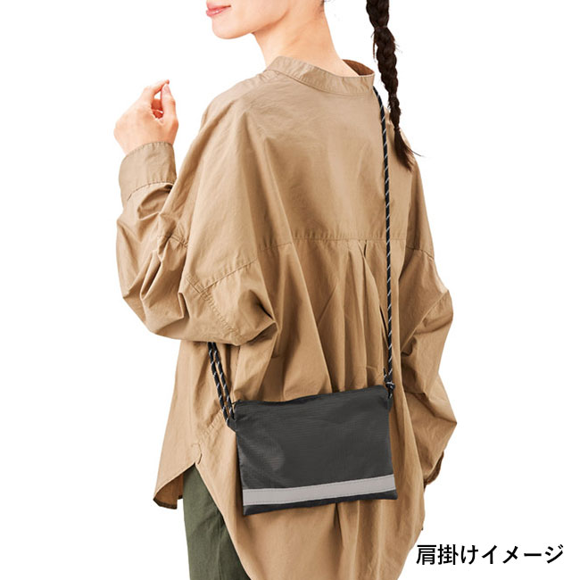 モシモニソナエル 防災サコッシュ6点セット（SNS-1002227）肩掛けイメージ