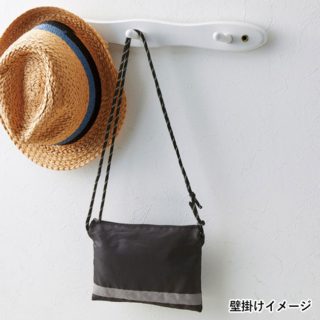 モシモニソナエル 防災サコッシュ6点セット（SNS-1002227）壁掛けイメージ