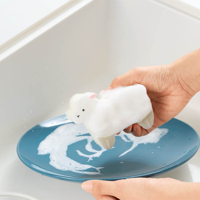 泡でもこもこひつじのスポンジ(SNS-1002915) 使用イメージ(食器洗い)
