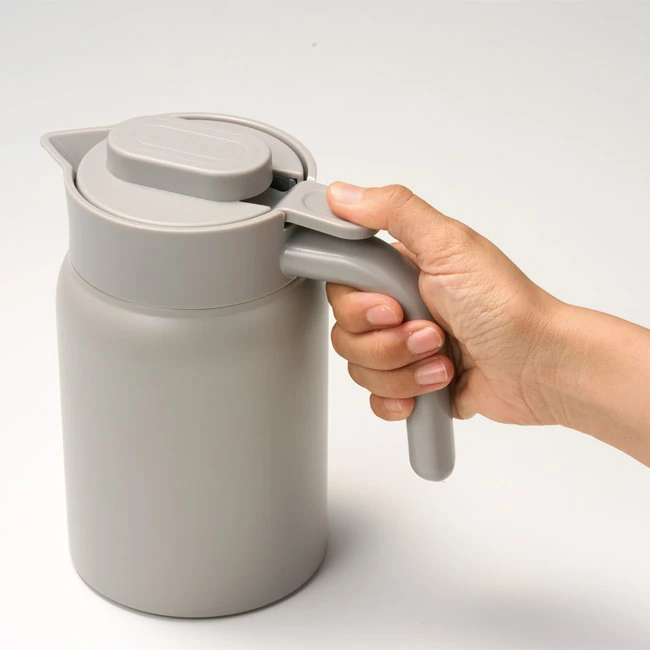 真空保冷温ポット1.0L(SNS-1002993) 使用イメージ(レバーを握って注ぐ)