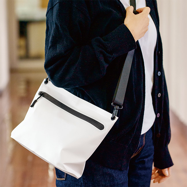 防滴サコッシュ（SNS-1200217）使用イメージ（ホワイト）