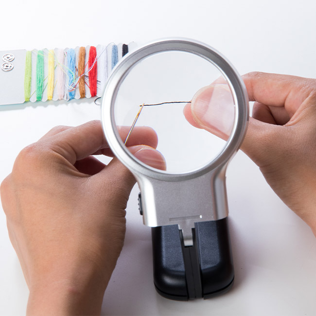 ライト付スタンドルーペ（SNS-3300004）手元が見やすい