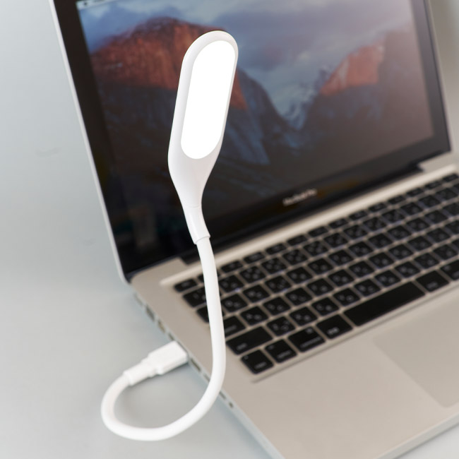 USBデスクライト（SNS-3300008）パソコンに取り付け可能