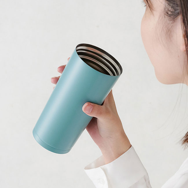ハンドル付ステンレスタンブラー 360ml（SNS-0100121）ドリンクを飲むイメージ