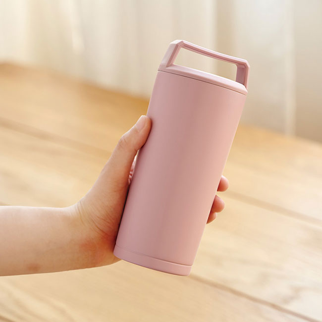 ハンドル付ステンレスタンブラー 360ml（SNS-0100121）手持ちイメージ