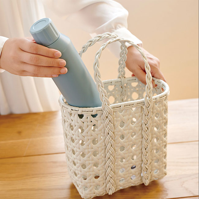 真空ステンレス炭酸ボトル 480ml（SNS-0100122）持つイメージ