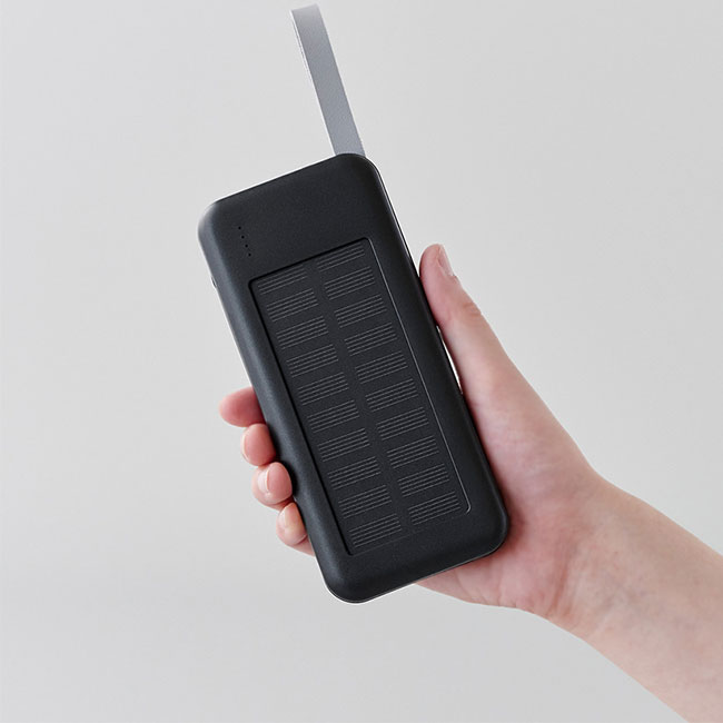 3in1ケーブルソーラーチャージャー（SNS-0100134）持った時のサイズ感