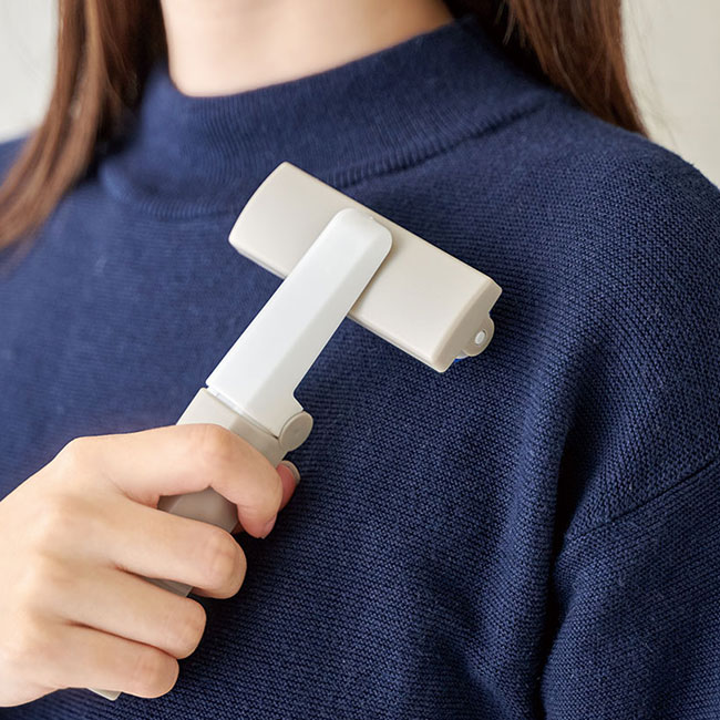 くりかえし洗えるミニクリーナー（SNS-0100136）使用イメージ（襟に）