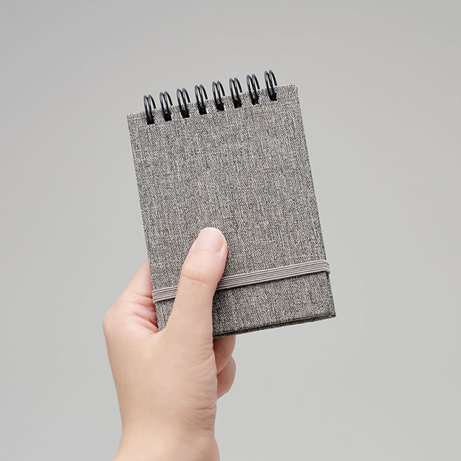 リサイクルPETメモ(SNS-0100137)片手に収まるサイズ