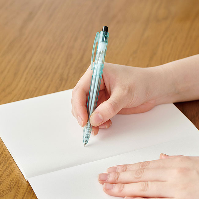 海洋プラスチックをリサイクルしたボールペン(SNS-0100138)使用イメージ