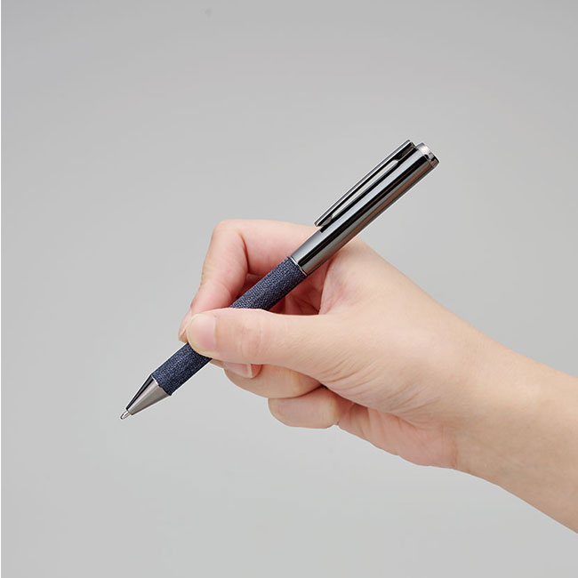 リサイクルPETボールペン(SNS-0100139)ペン持った状態