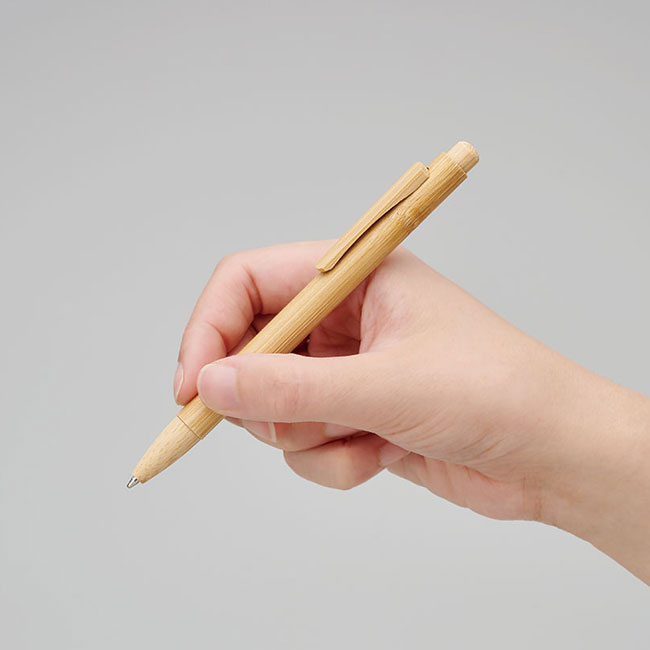 バンブーボールペン（SNS-0100140）手に持った状態