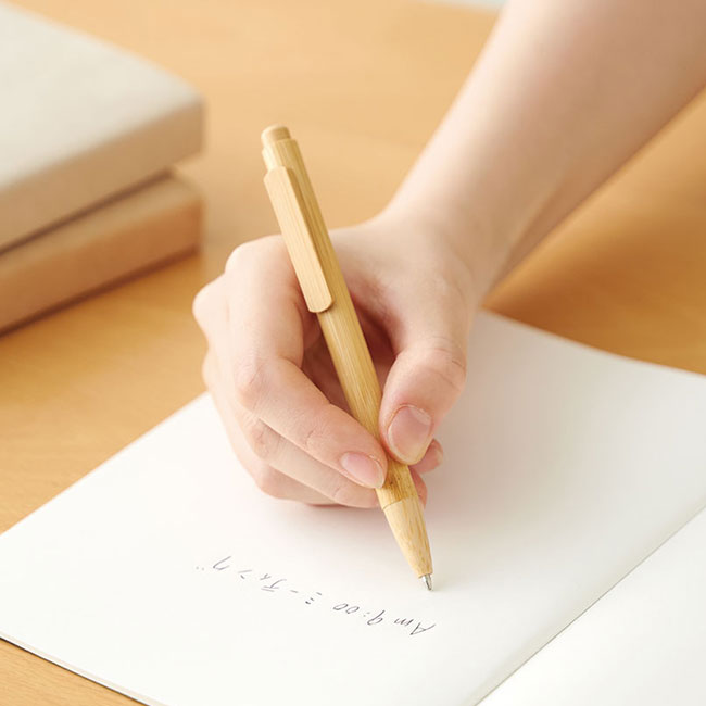 バンブーボールペン（SNS-0100140）使用イメージ