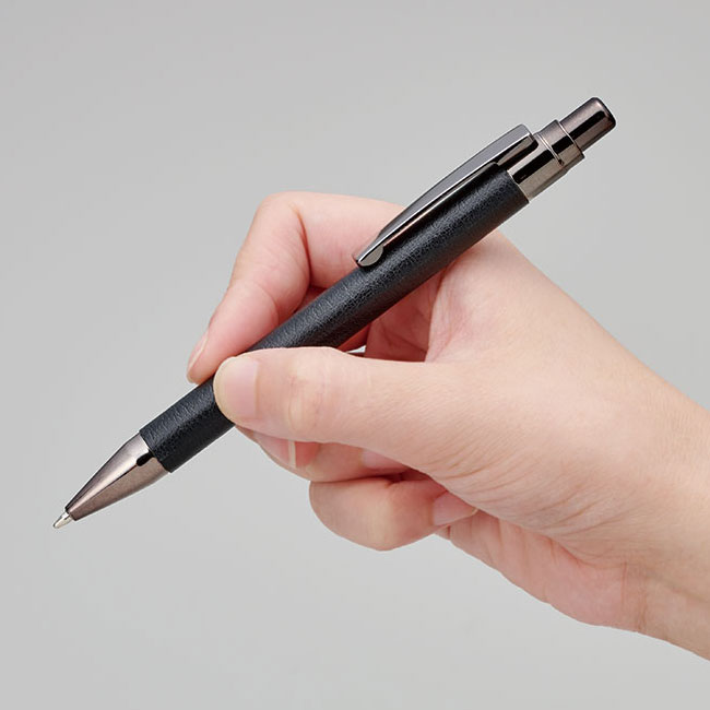レザー調ボールペン(SNS-0100141)手に持った状態(ブラック)
