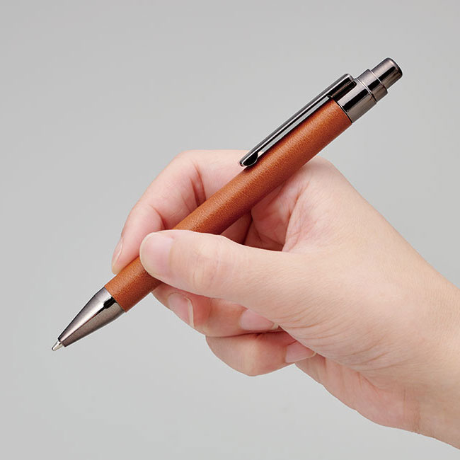 レザー調ボールペン(SNS-0100141)手に持った状態(ブラウン)