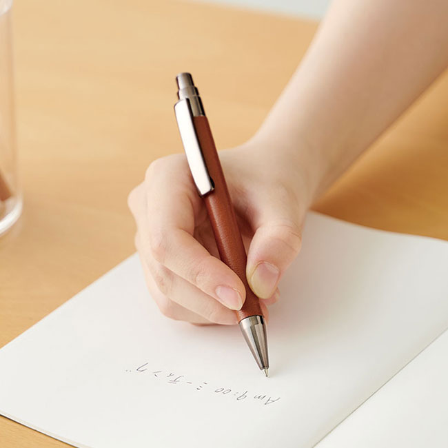 レザー調ボールペン(SNS-0100141)ペン使用イメージ