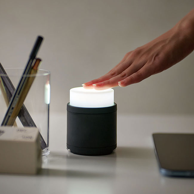 COBプッシュライト（SNS-0100144）使用イメージ（卓上）