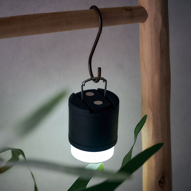 COBプッシュライト（SNS-0100144）使用イメージ（吊り下げ）