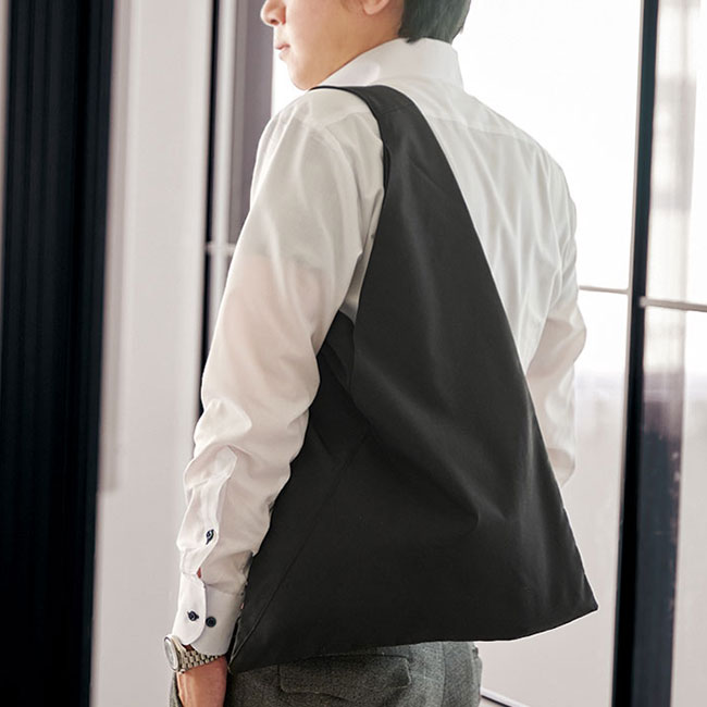 トライアングルトートバッグ（SNS-0100145）使用イメージ（男性）