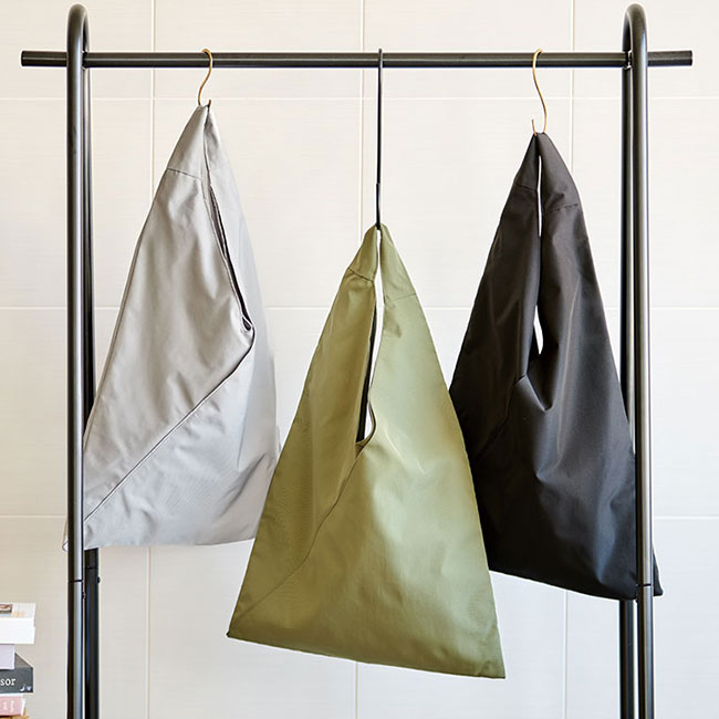 トライアングルトートバッグ（SNS-0100145）吊り下げた状態