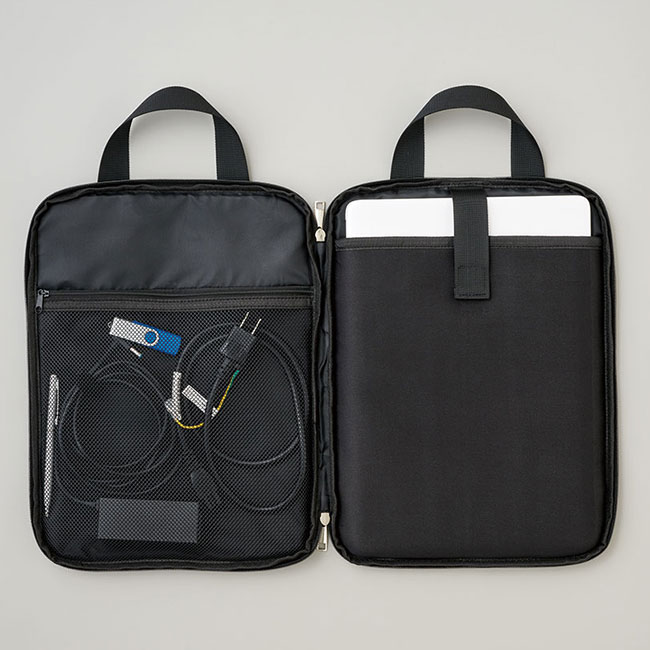 PC収納バッグ（SNS-0100146）使用イメージ（男性）