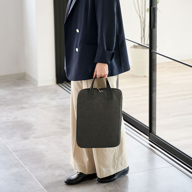 PC収納バッグ（SNS-0100146）使用イメージ（手持ち）