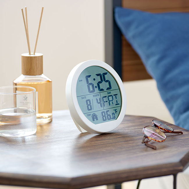 表示が見やすい丸時計(SNS-0100148)使用イメージ(置き型)