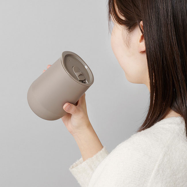 蓋付きラウンドタンブラー（SNS-0100149）使用イメージ