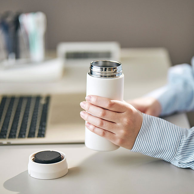 ハンドル付シームレスボトル350ml（SNS-0100150）使用イメージ（デスクワーク1）