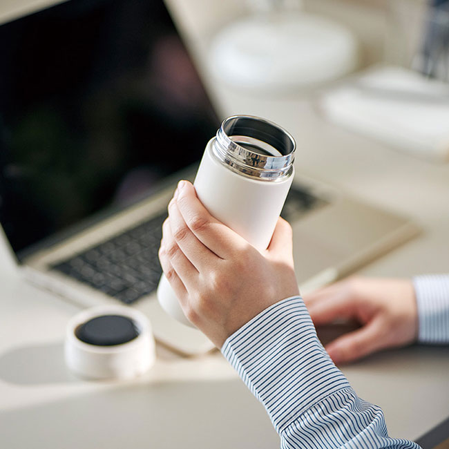 ハンドル付シームレスボトル350ml（SNS-0100150）使用イメージ（デスクワーク2）