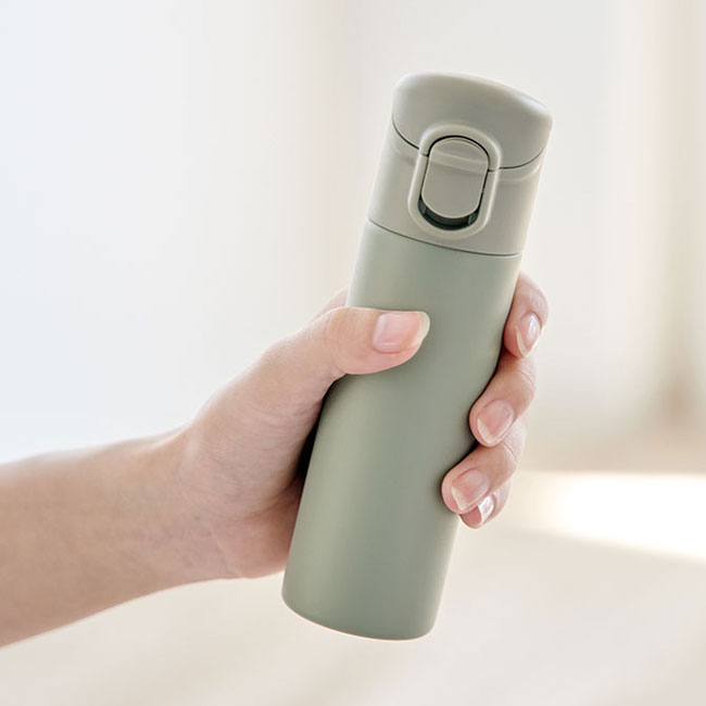 片手で飲めるワンタッチミニボトル140ml(SNS-0100151)使用イメージ(手持ち)