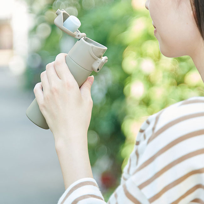 片手で飲めるワンタッチミニボトル140ml(SNS-0100151)使用イメージ(水分補給)