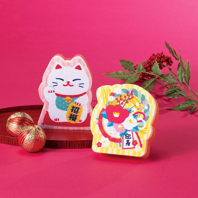 笑門来福／キッチンスポンジ2個セット（SNS-2700377）かわいい招き猫と華やかなお正月飾りのデザイン