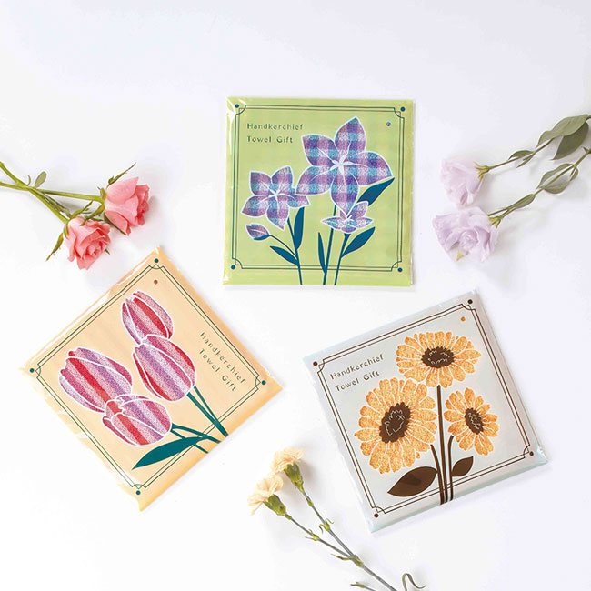 フローリー／タオルハンカチ（SNS-2700400）パッケージの窓が花の形になっています