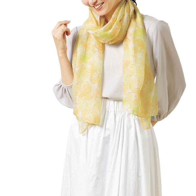 アラフル／UVケア花柄ストール（SNS-2700413）首に巻いたイメージ