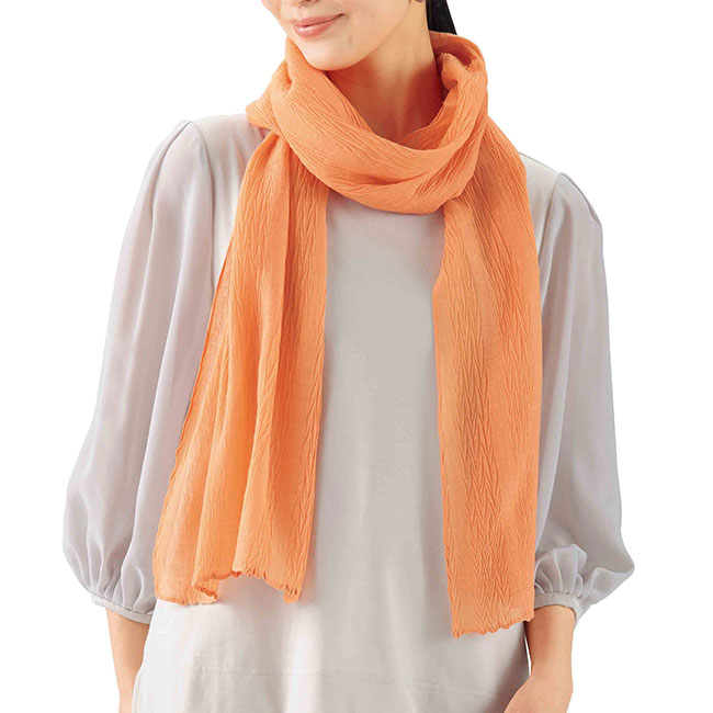 クシュナ／UVケアストール（SNS-2700414）首に巻いたイメージ