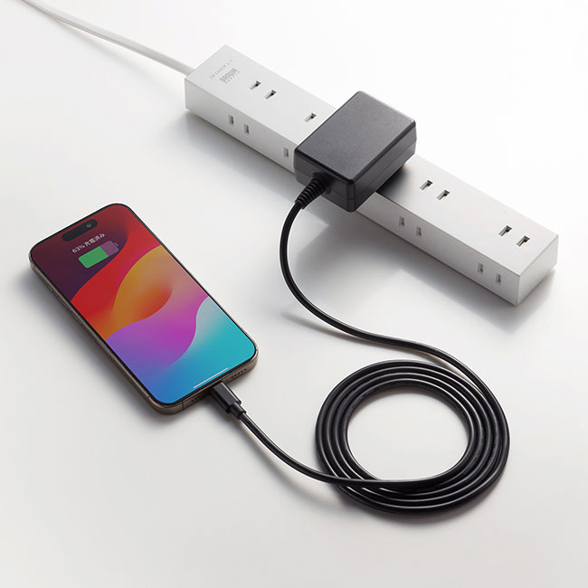 USB Type-Cケーブル一体型AC充電器（5V/3A）（ACA-IP103BK）使用イメージ（電源タップ）