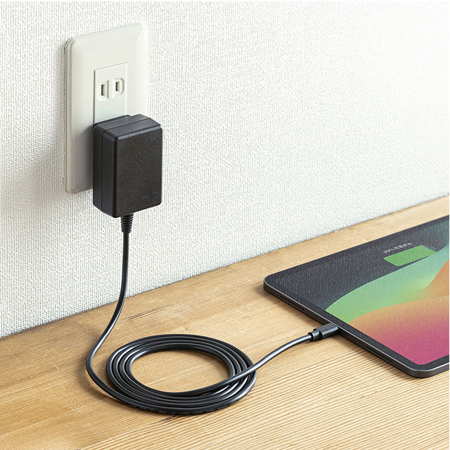 USB Type-Cケーブル一体型AC充電器（5V/3A）（ACA-IP103BK）使用イメージ（コンセント）