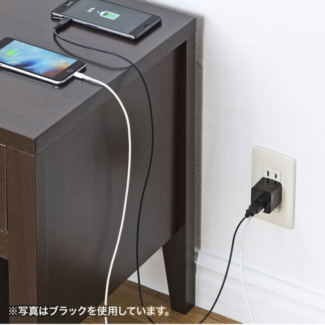 USB充電器（2ポート・合計2.4A）（ACA-IP44）使用イメージ（スマホ2台充電）